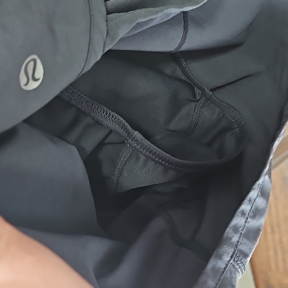 Women's Lululemon Size 6 Speed Up Short Grey White Stripe Panty - Picture 6 of 7